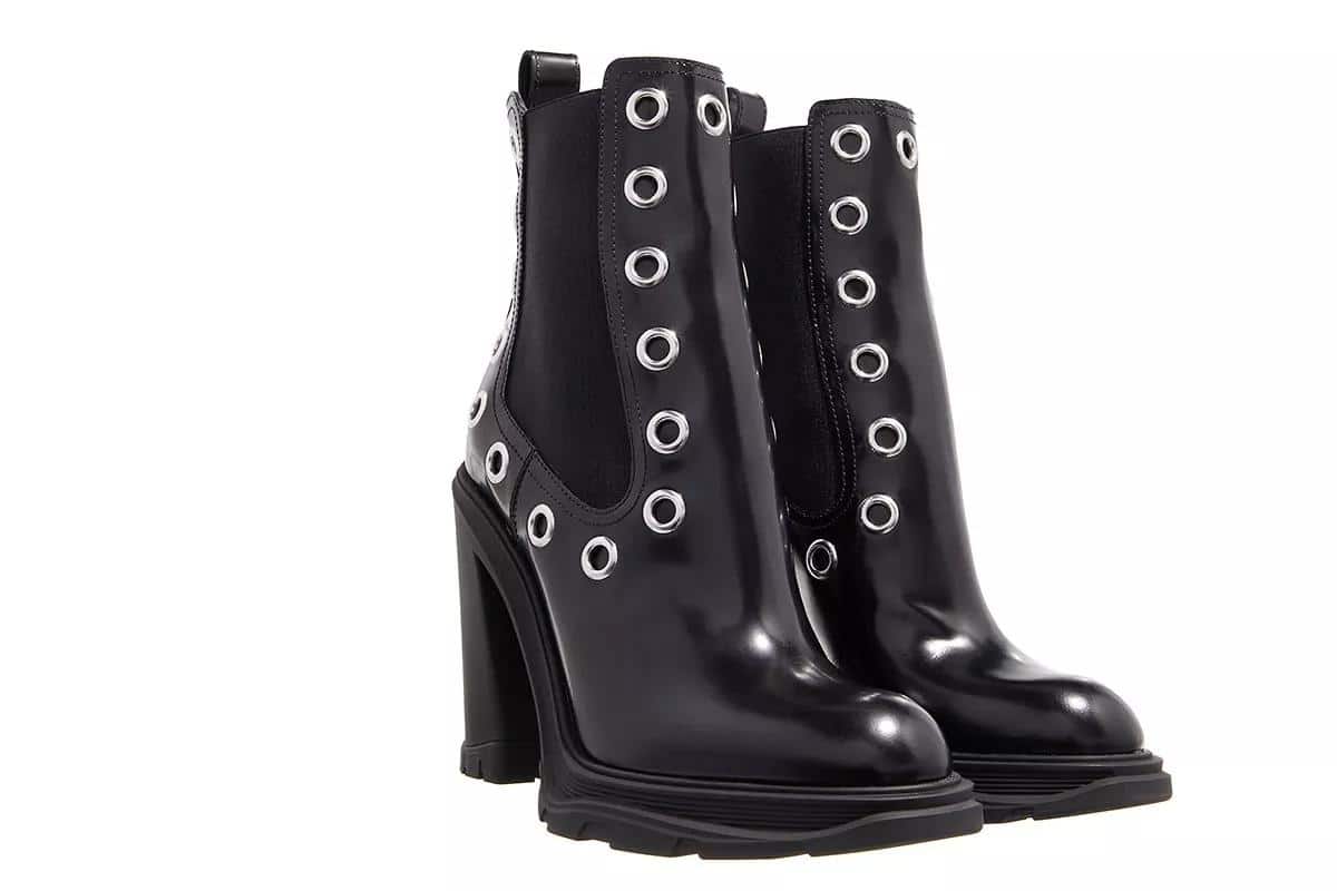 Alexander McQueen Sneakers - Eyelet Ankle Boots Leather in zwart