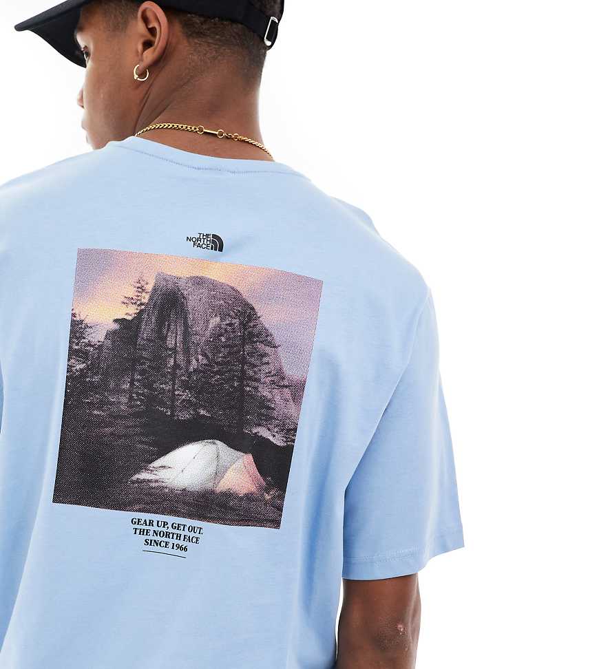 The North Face - Camping - T-Shirt in Stahlblau mit Retro-Grafikprint auf dem Rücken, exklusiv bei ASOS