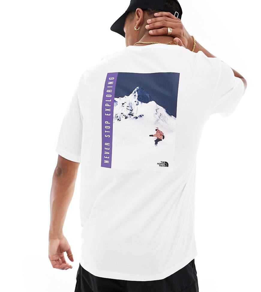 The North Face - Snowboard - T-Shirt in Weiß mit Retro-Grafikprint am Rücken, exklusiv bei ASOS
