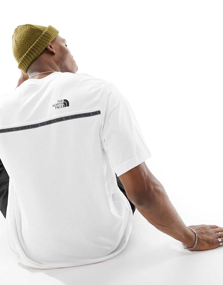 The North Face - Zumu - T-Shirt in Weiß mit Logostreifen