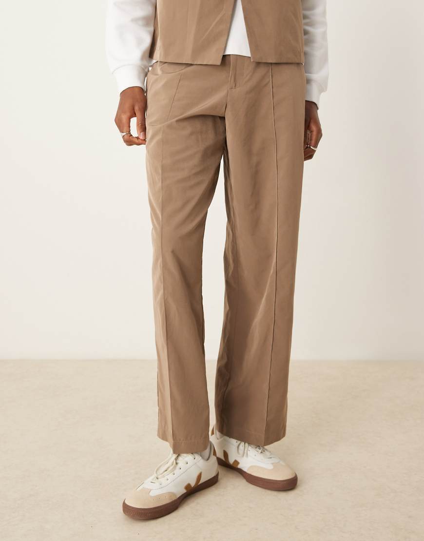 ASOS DESIGN - Elegante Hose aus Tech-Stoff in Braun mit weitem Bein und elastischem Bund, Kombiteil