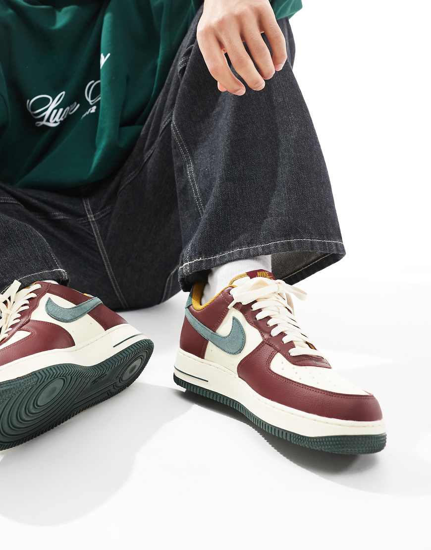 Nike - Air Force 1 '07 LV8 - Sneaker in Burgunderrot, Grün und Segelweiß