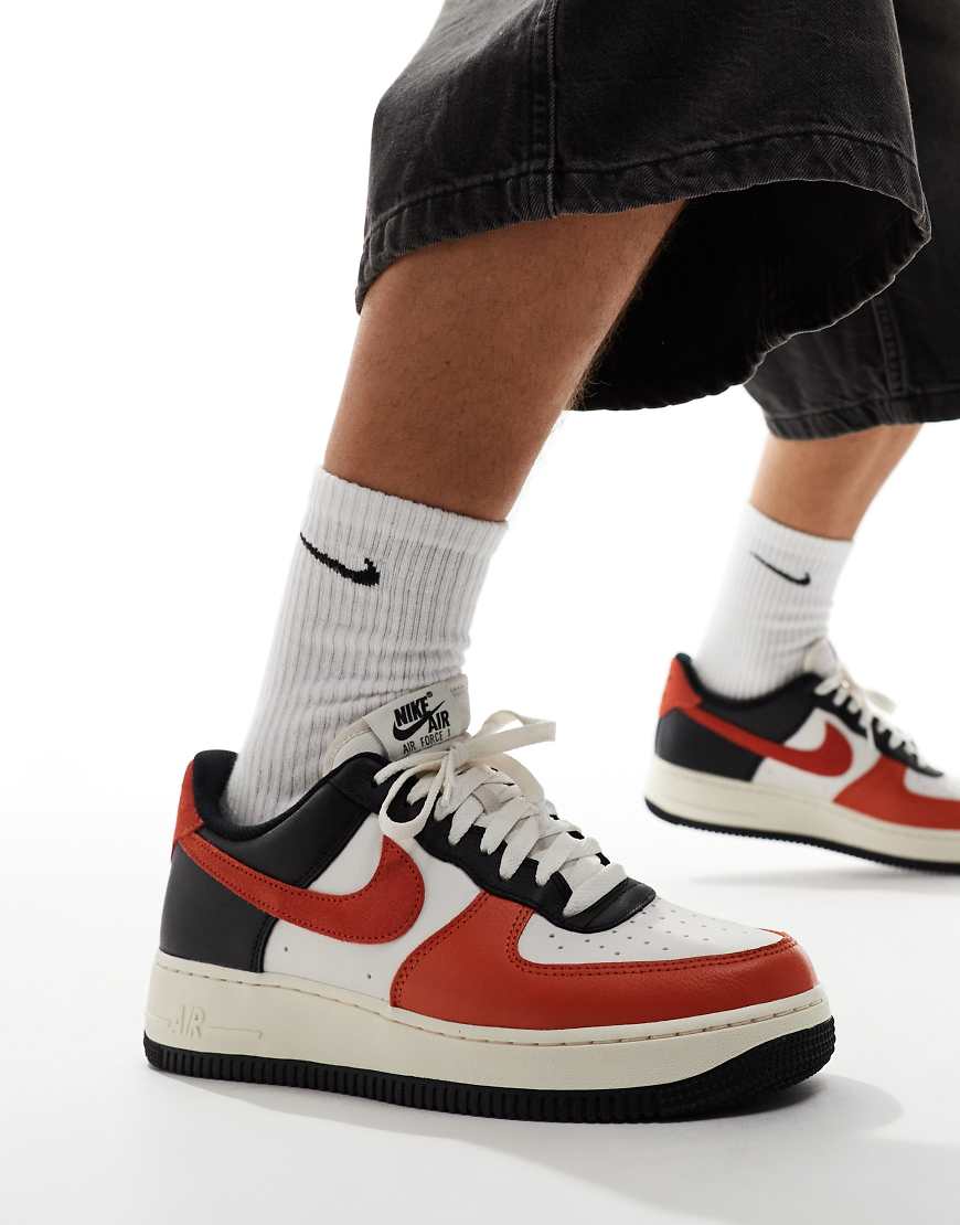 Nike - Air Force 1 '07 LV8 - Sneaker in Weiß, Orange und Schwarz
