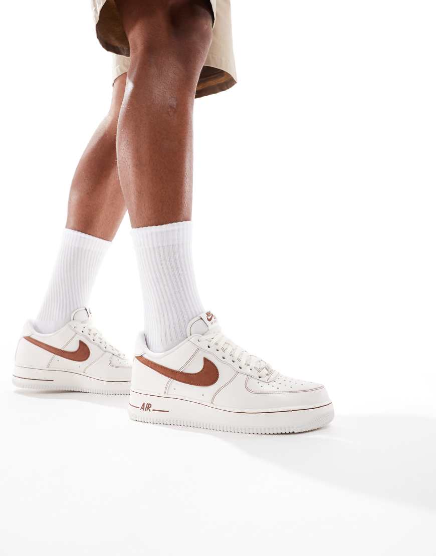 Nike - Air Force 1'07 LV8 - Sneaker in Beige und Braun
