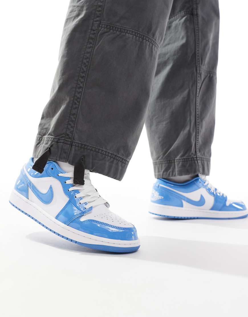 Nike - Air Jordan 1 Low SE - Sneaker in Weiß und Blau