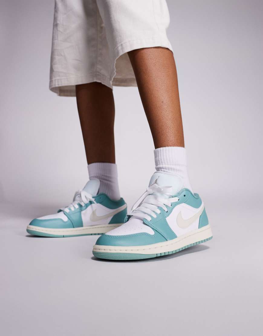 Nike - Air Jordan 1 Low - Sneaker in Weiß und Hellblau