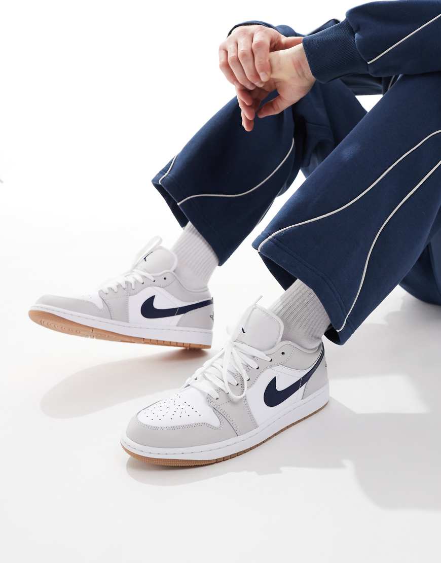 Nike - Air Jordan 1 Low - Sneaker in Weiß und Marineblau-Grau