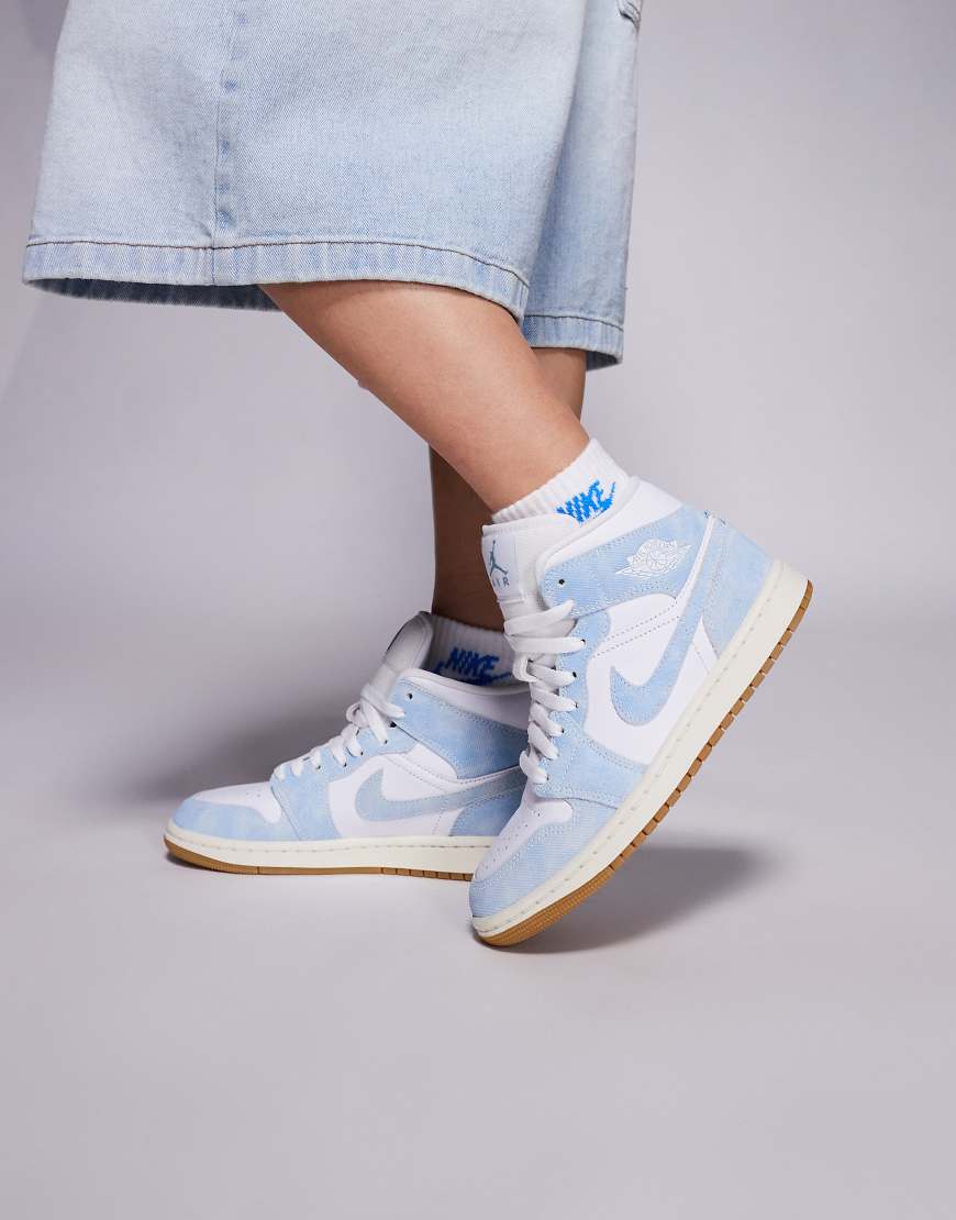 Nike - Air Jordan 1 Mid - Sneaker in Weiß und Denimblau