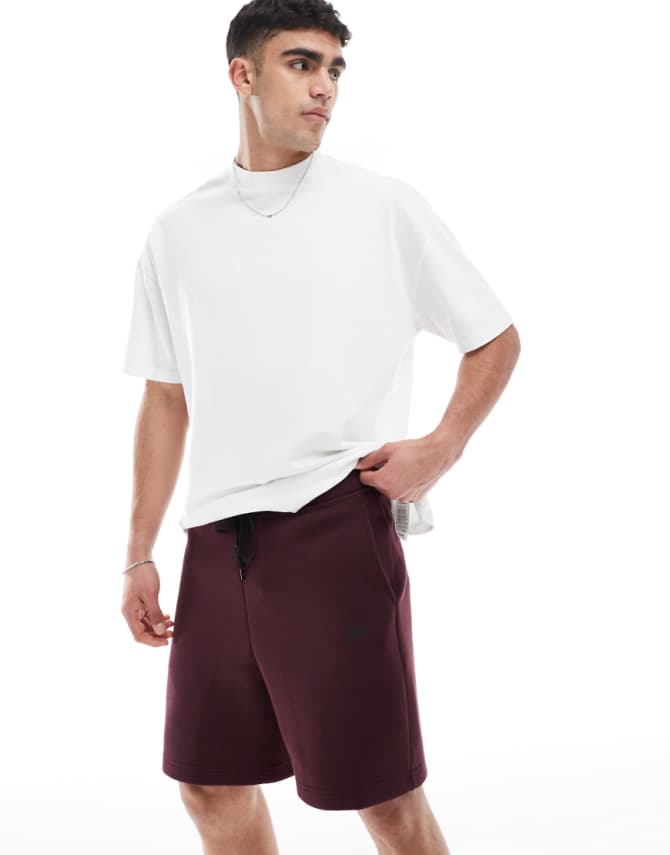 Nike - Club - Shorts aus Tech Fleece in Burgunderrot