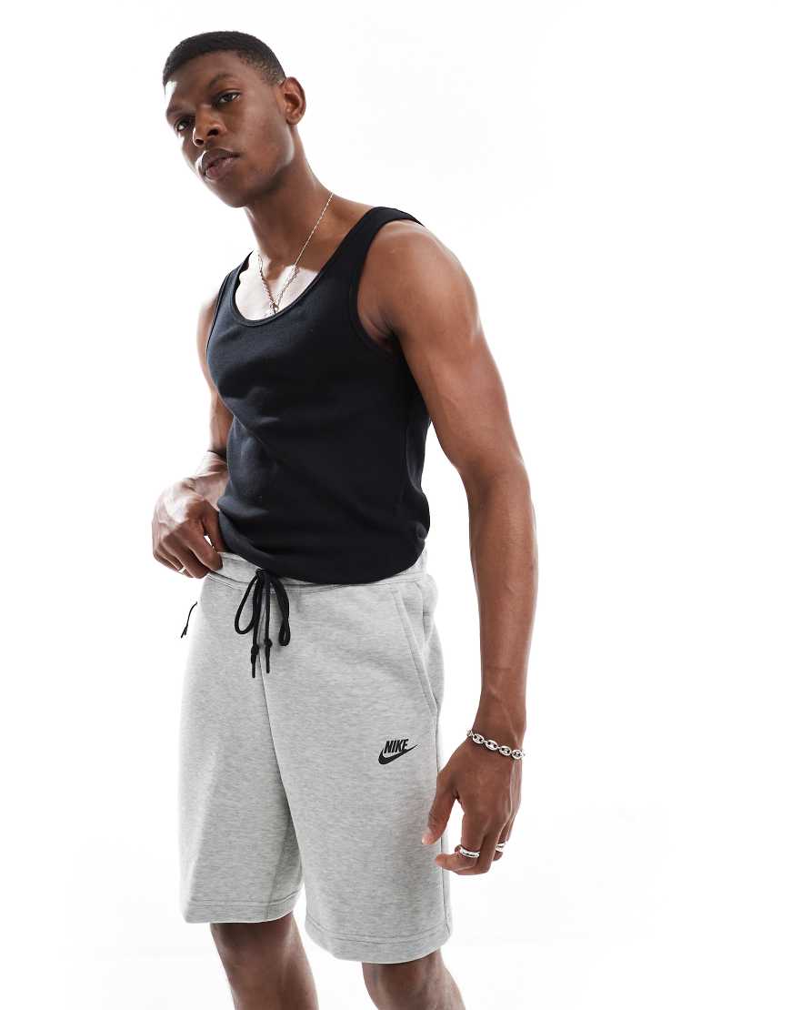 Nike - Club - Shorts aus Tech-Fleece in Grau