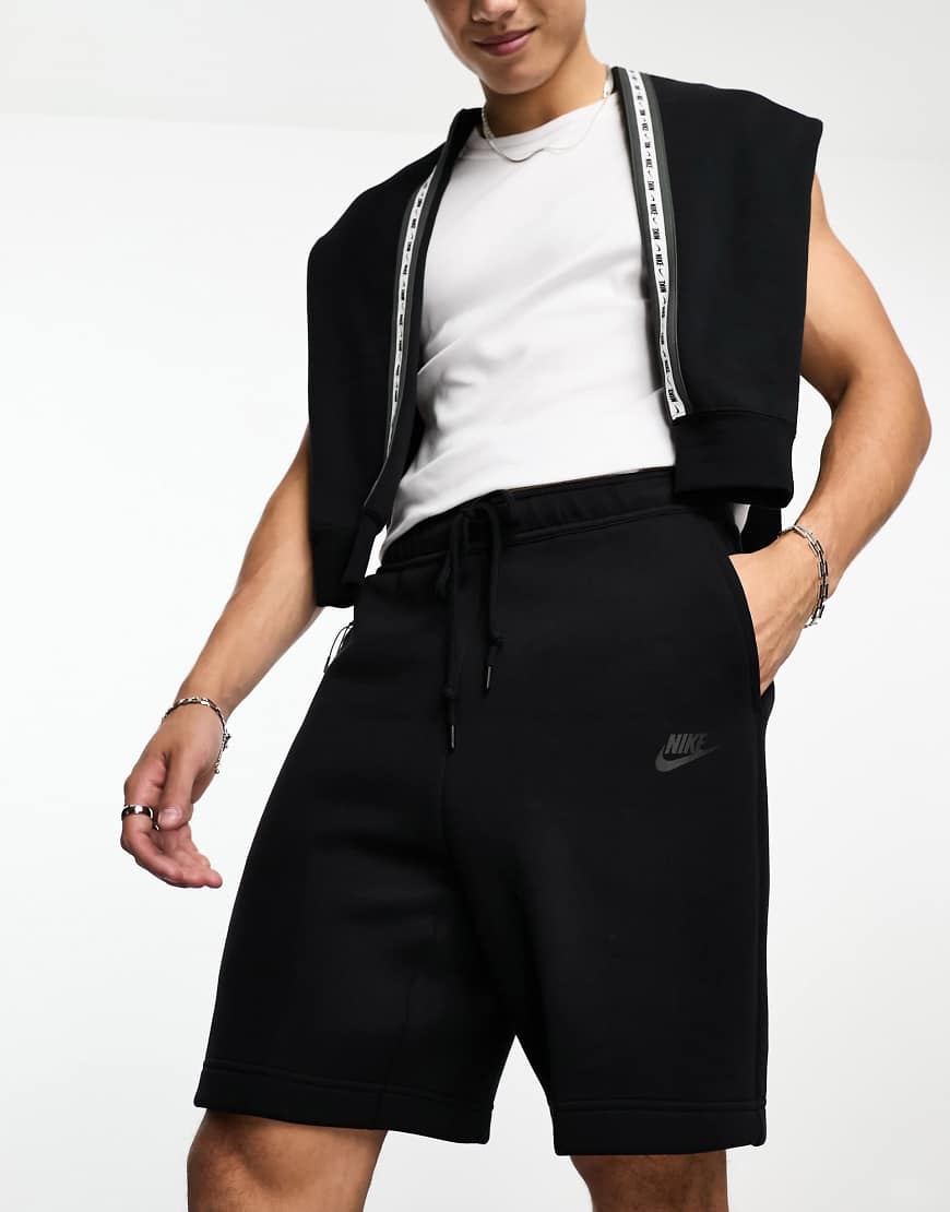 Nike - Club - Shorts aus Tech Fleece in Schwarz