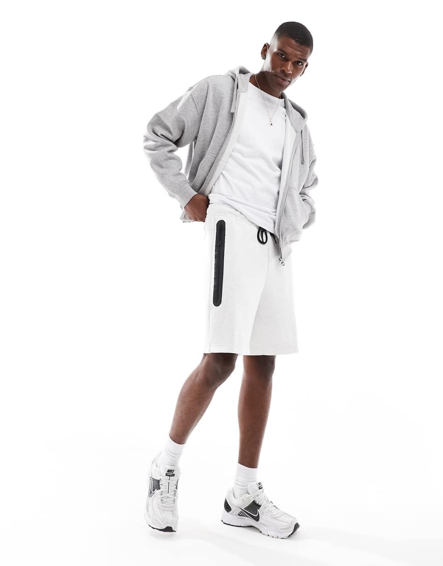 Nike - Club - Shorts aus Tech Fleece in Weiß