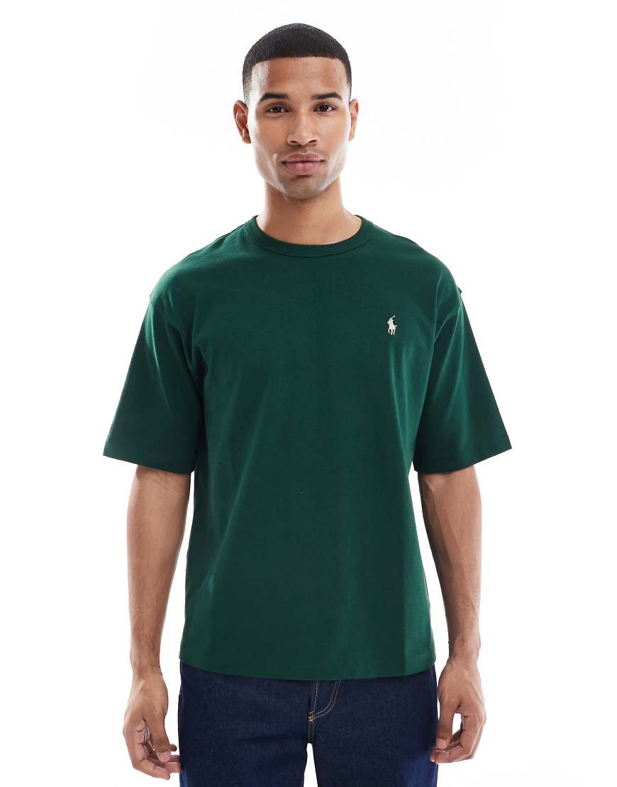 Polo Ralph Lauren - Schweres Relaxed Fit T-Shirt in Dunkelgrün mit Logo-Schriftzug auf dem Rücken