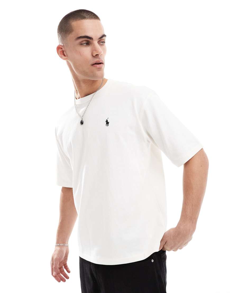 Polo Ralph Lauren - Schweres, locker geschnittenes T-Shirt in Cremeweiß mit Polospieler-Logo und Logo-Schriftzug am Rücken