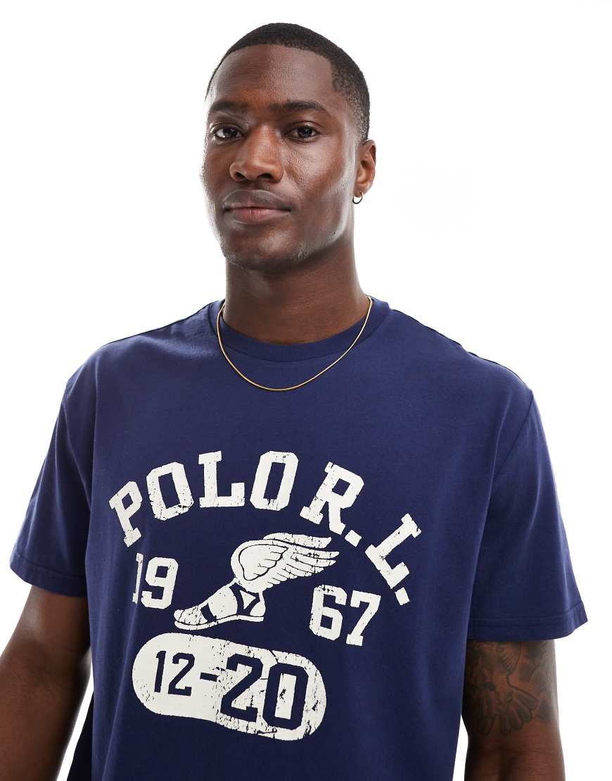 Polo Ralph Lauren - T-Shirt in Marineblau mit klassischem Oversize-Schnitt und College-Retro-Logo