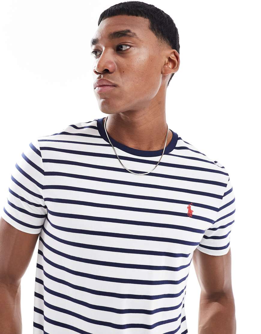 Polo Ralph Lauren - T-Shirt mit kundenspezifischem Schnitt, Streifen in Weiß und Marineblau und Markenlogo