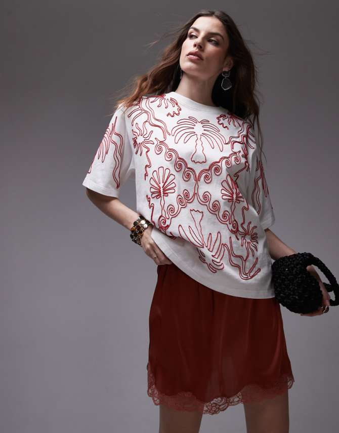 Topshop - Premium - Oversize-T-Shirt in Weiß mit Urlaubs-Stickerei
