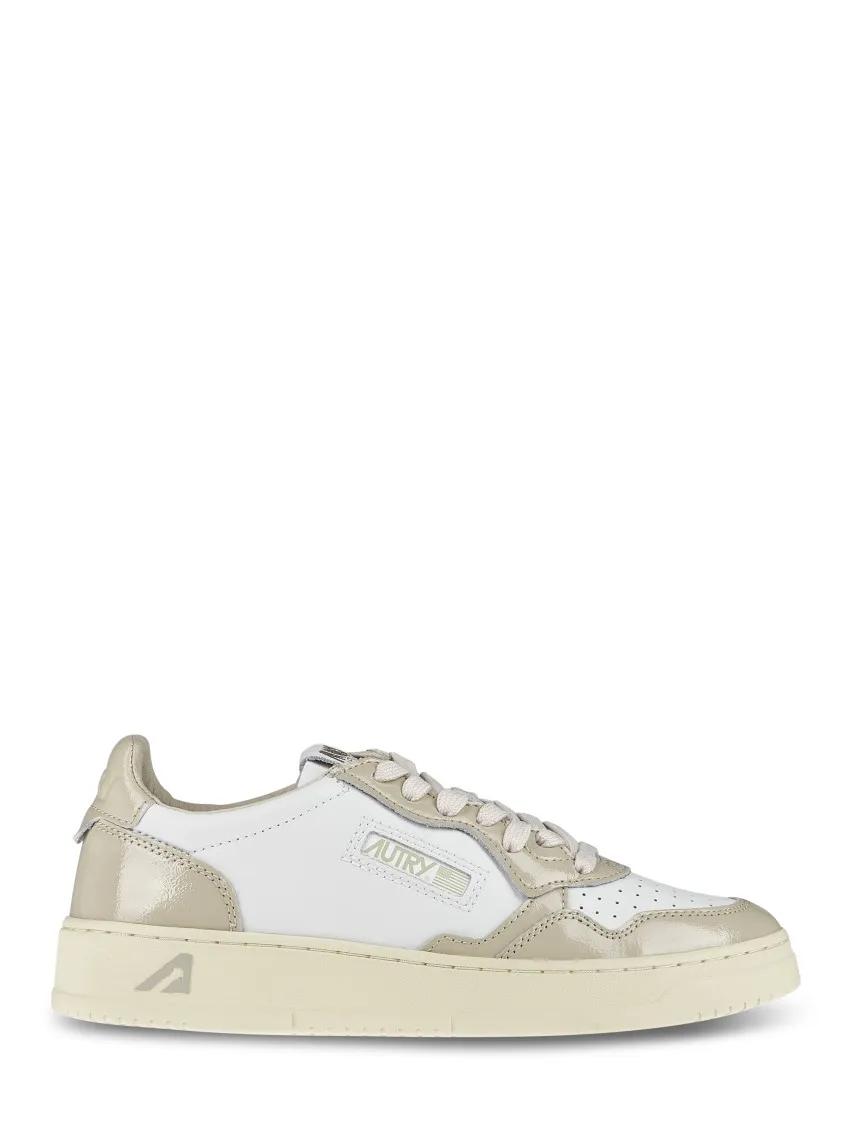 Autry Low-Top Sneakers - Low-Top Sneakers Combining Smooth And Patent Leath in grijs