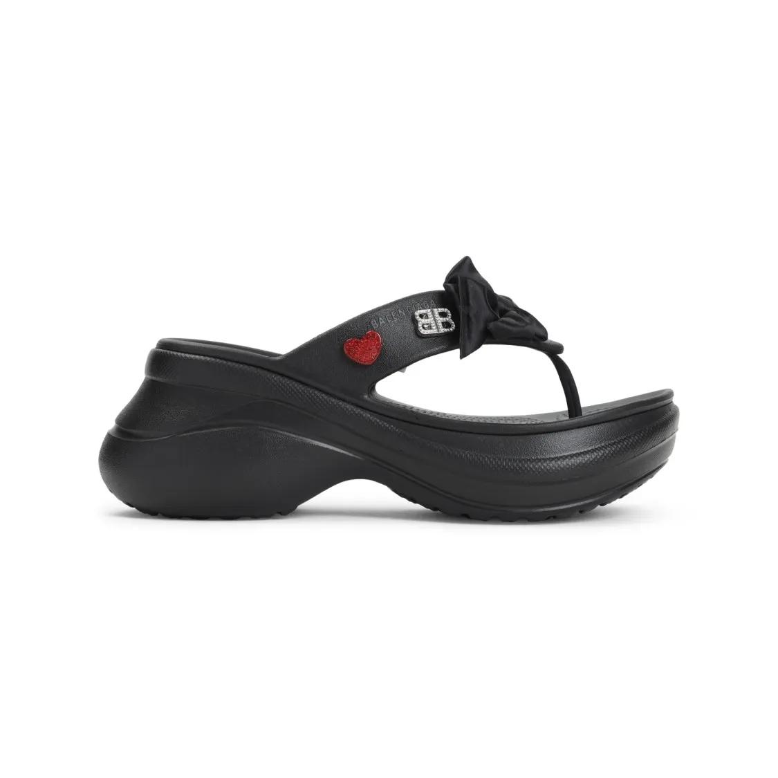 Balenciaga Sandalen - Rubber Sandals With Playful Heart Embellishments in zwart