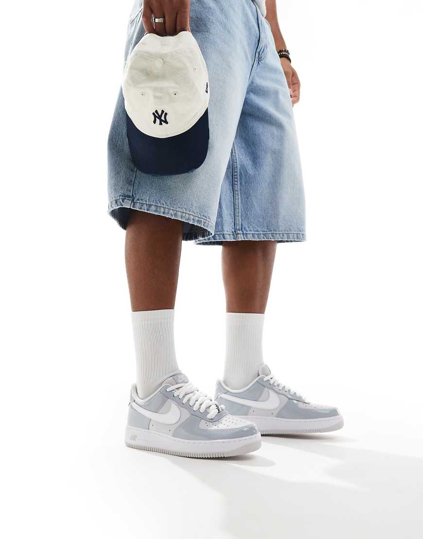 Nike - Air Force 1 '07 LV8 - Sneaker in Grau und Weiß