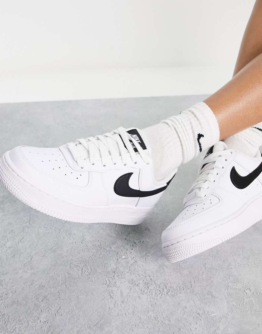 Nike - Air Force 1 '07 - Sneaker in Weiß und Schwarz