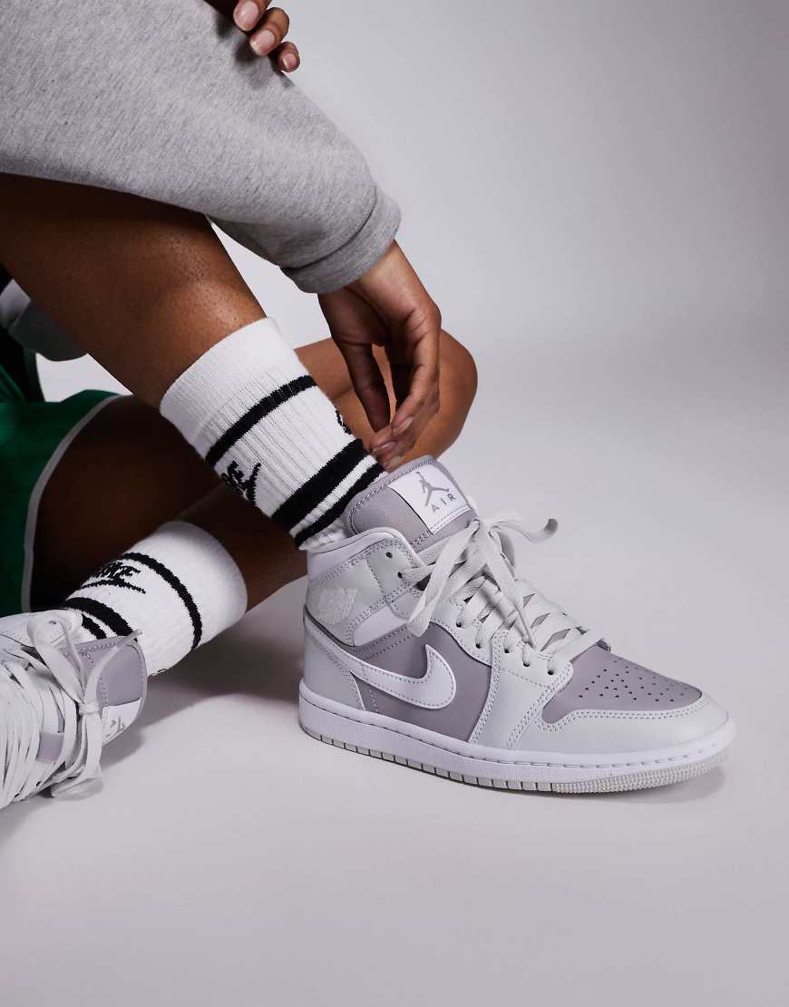 Nike - Air Jordan 365 - Mittelhohe Sneaker in Grau und Weiß