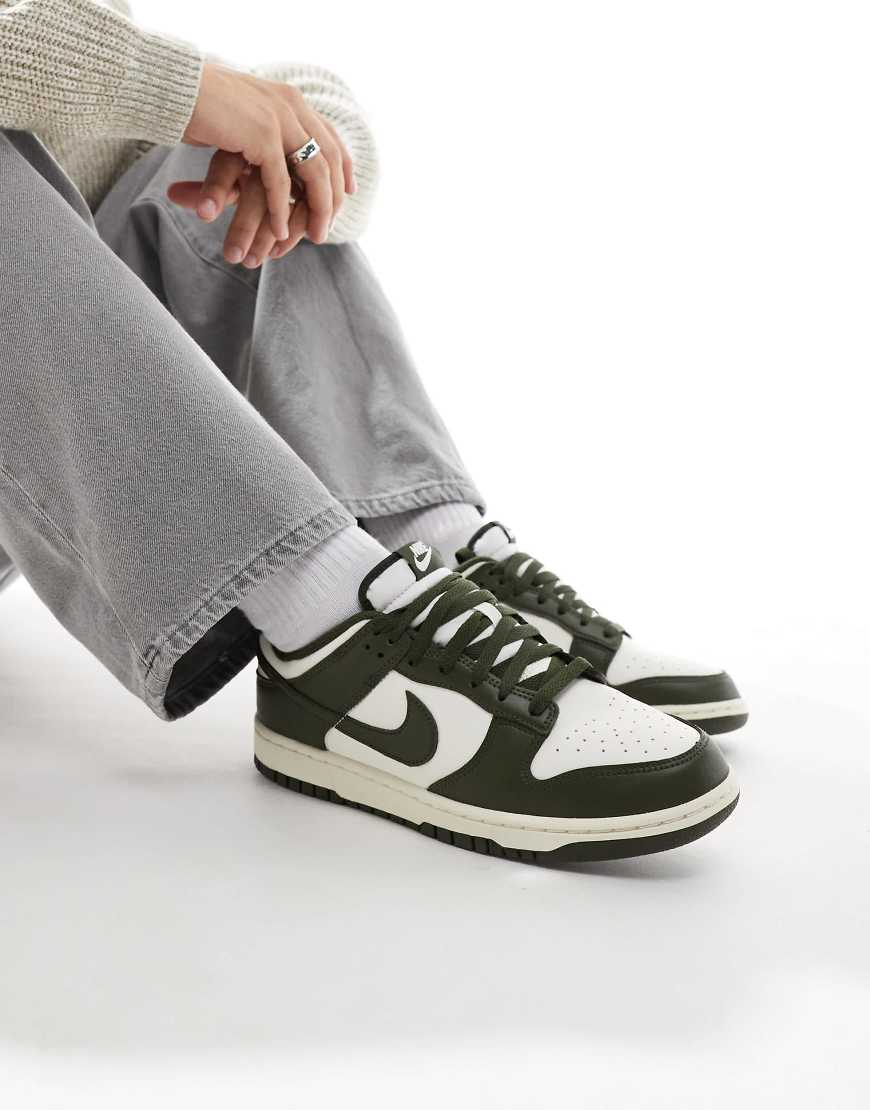Nike - Dunk Low - Sneaker in Creme und Cargo-Khaki-Weiß