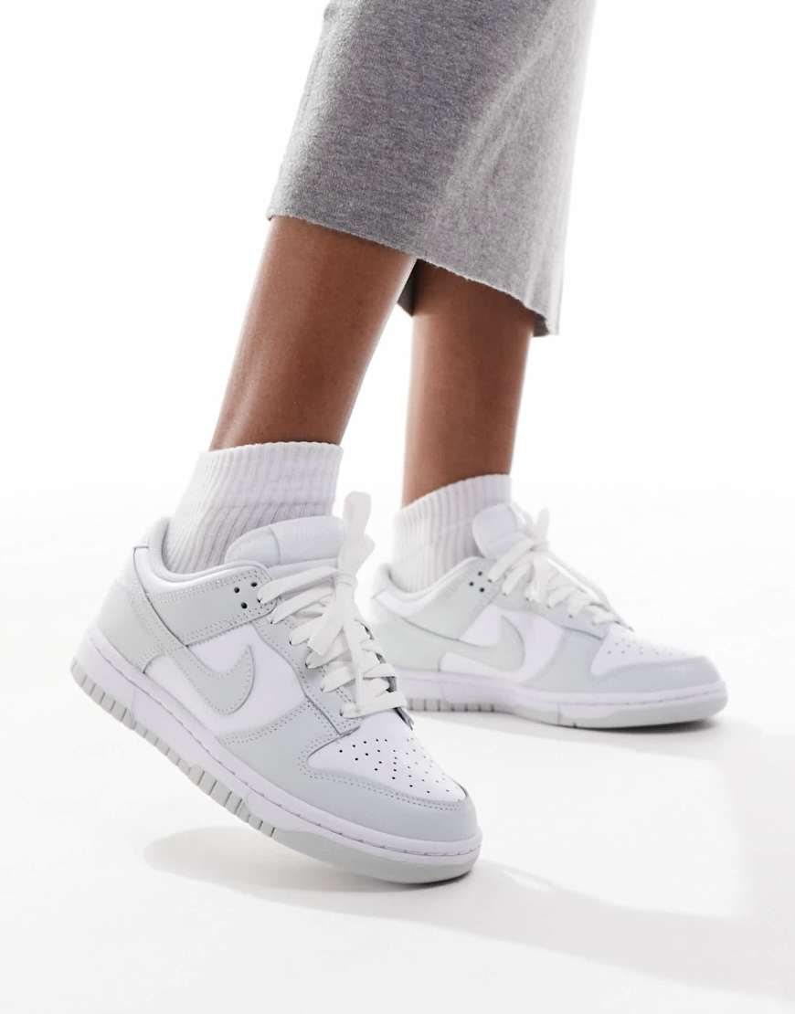 Nike - Dunk Low - Sneaker in Weiß und Grau