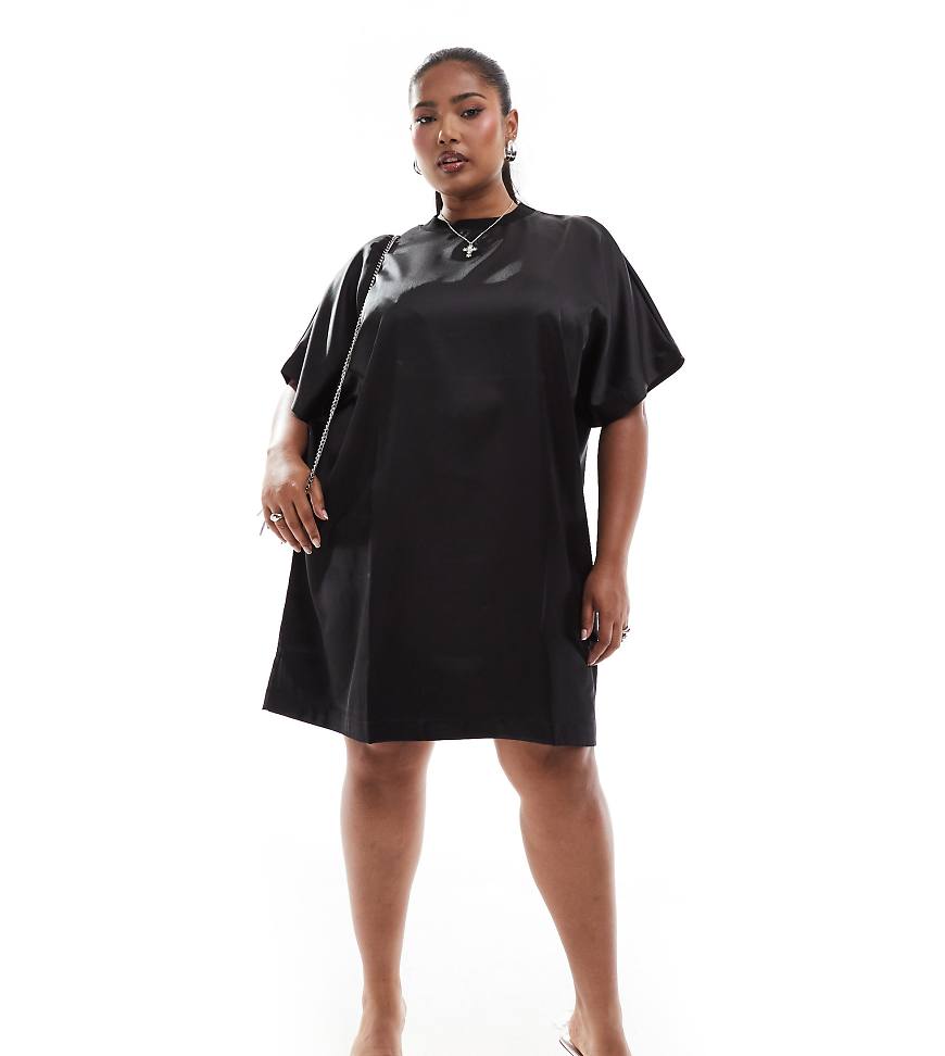 ASOS DESIGN Curve - Kurzes T-Shirt-Kleid aus schwarzem Satin mit Oversize-Passform und Midilänge