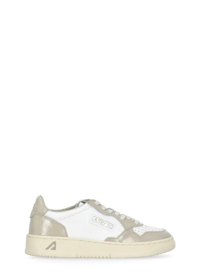 Autry Low-Top Sneakers - White Leather Sneakers in wit