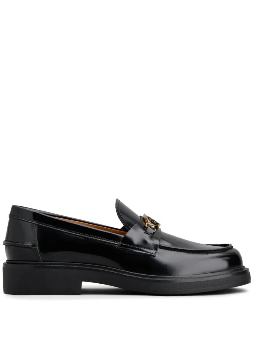 - Glossy Black Leather Loafers With Decorative Emble in zwart