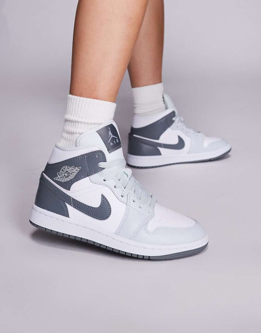Nike - Air Jordan 1 - Mittelhohe Sneaker in Grau und Weiß