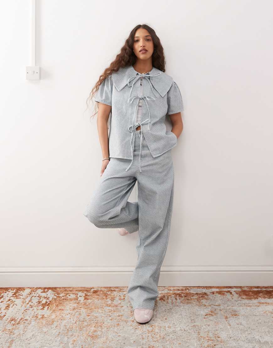 Reclaimed Vintage - Baggy Jeans in Hellblau mit Nadelstreifen und weitem Bein, Kombiteil
