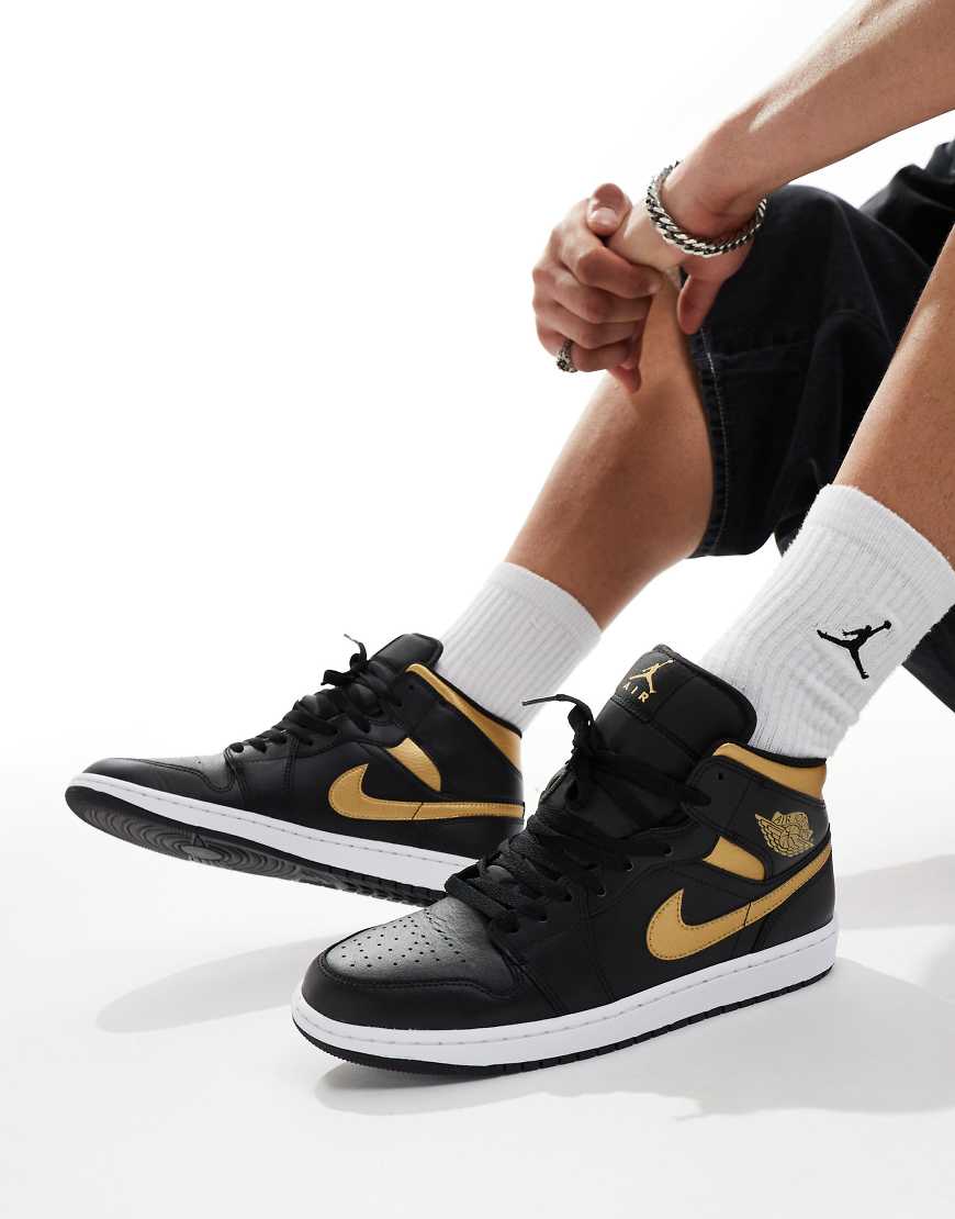 Air Jordan 1 - Sneaker in Schwarz und Gold mit mittelhohem Schaft