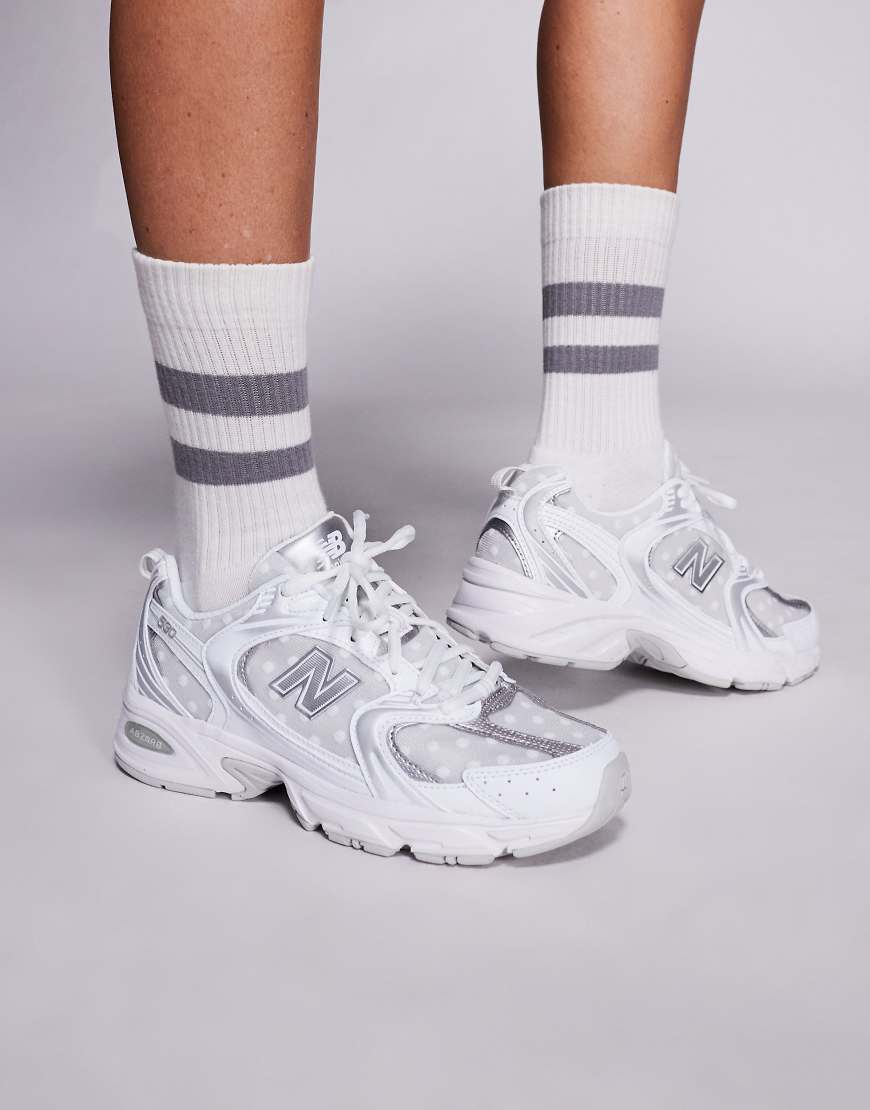 New Balance - 530 - Gepunktete Sneaker in Weiß und Silber