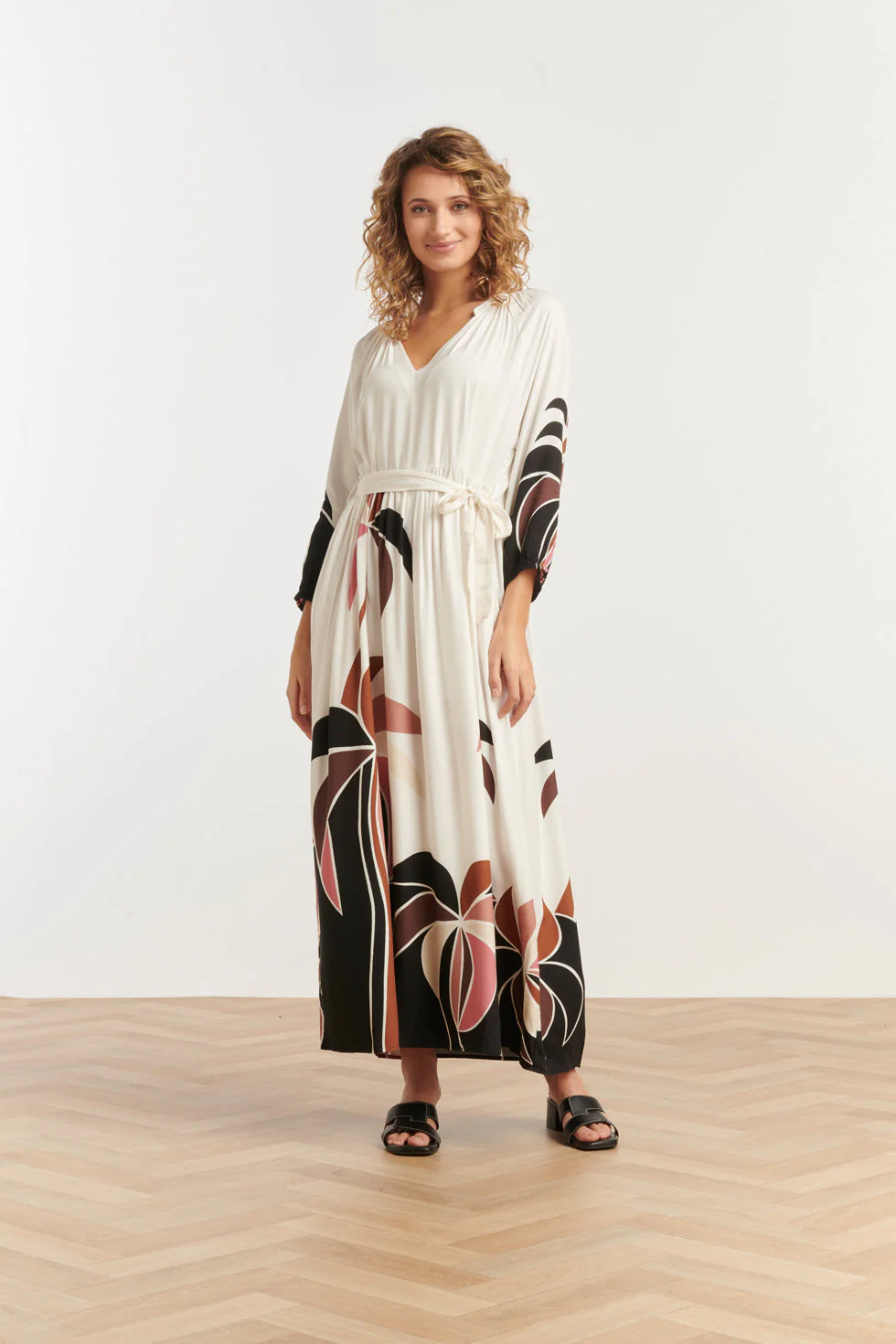 Smashed Lemon 25057 off white flowy maxi jurk met mauve palm print |