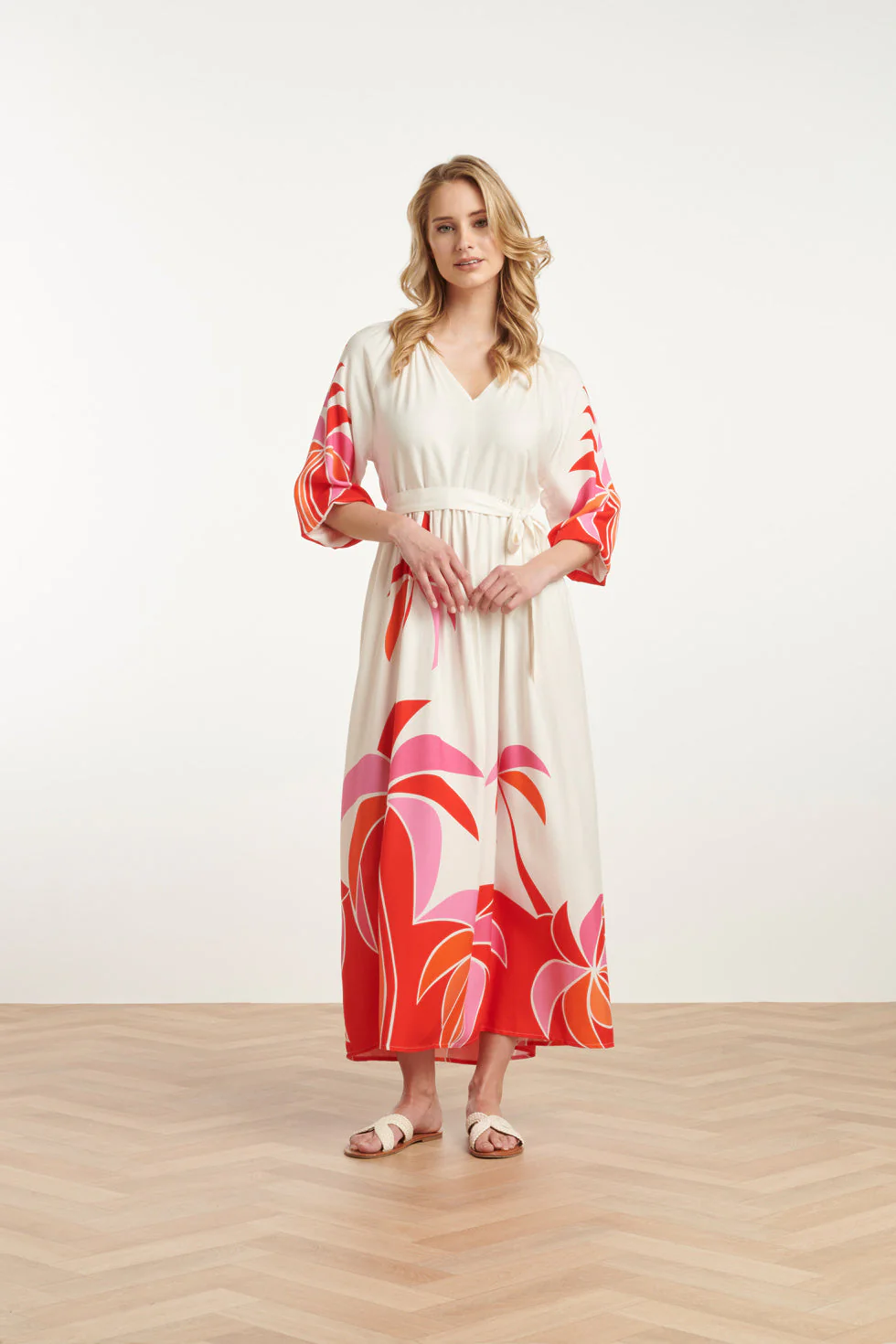 Smashed Lemon 25058 off white flowy maxi jurk met helder palm print |