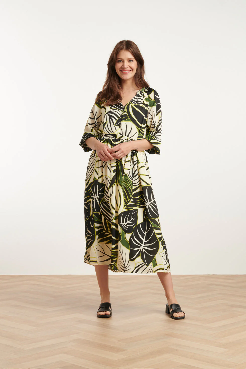 Smashed Lemon 25070 leaf print chiffon midi jurk |