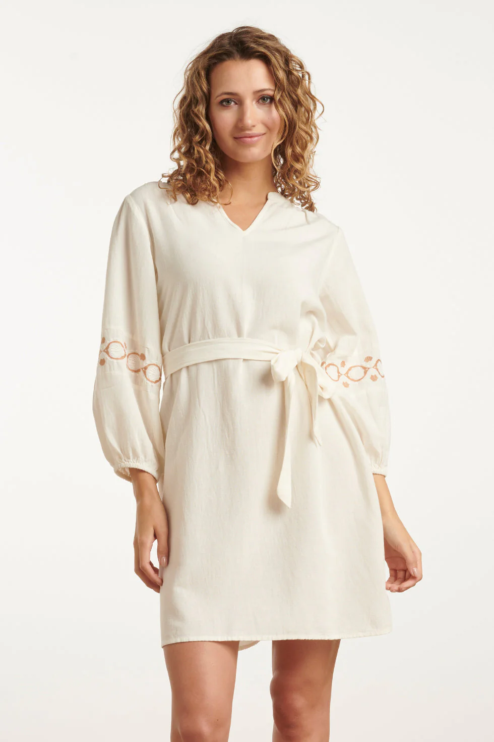 Smashed Lemon 25195 off white jurk met geborduurde mouwen |