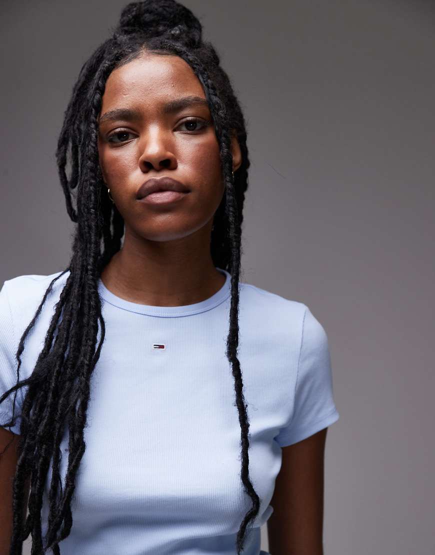 Tommy Jeans - Geripptes T-Shirt in Babyblau mit Aufnäher