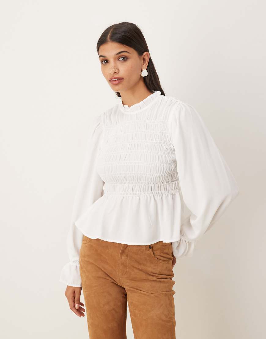 ASOS DESIGN - Langärmlige, hochgeschlossene und gesmokte Bluse in Winterweiß