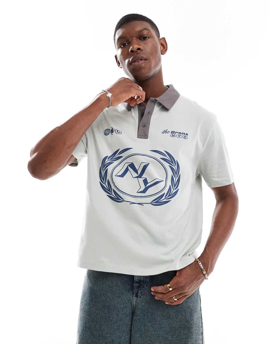 ASOS DESIGN - Relaxed Fit Polohemd in Grau mit Frontprint