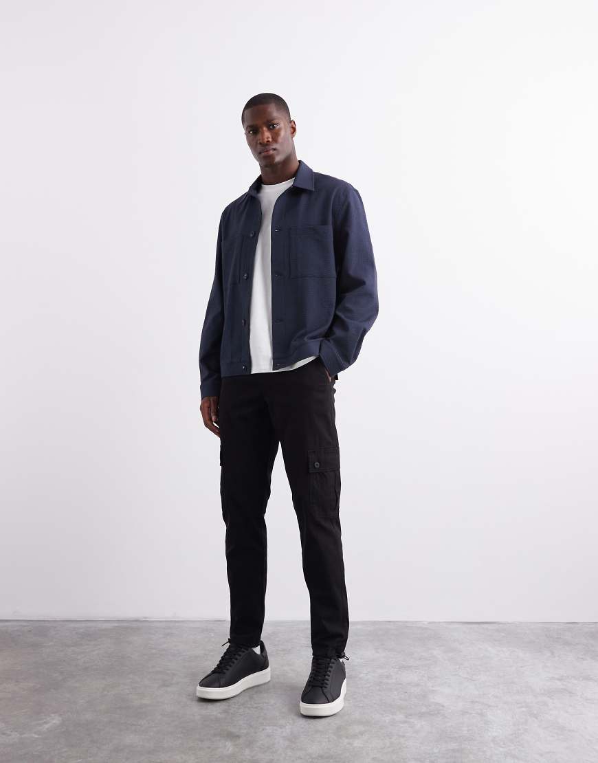 ASOS DESIGN - Schmal zulaufende Cargo-Hose in Schwarz