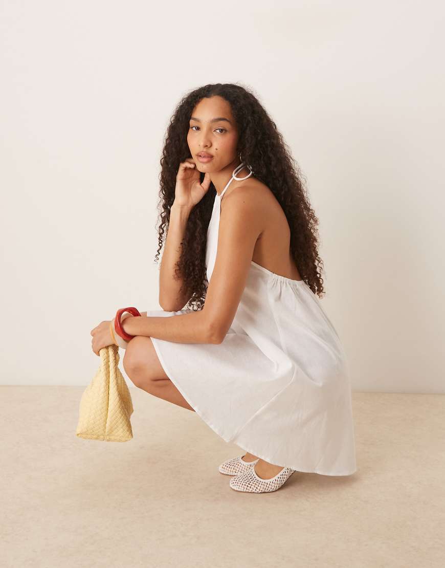 Esmée - Exclusive - Kurzes Neckholder-Strandkleid in Weiß