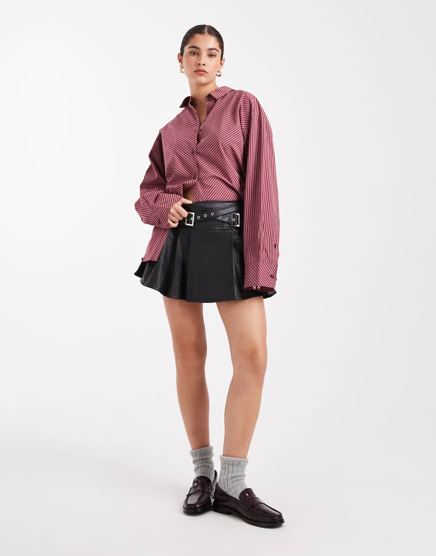 Miss Selfridge - Kurzer Kilt-Faltenrock aus Kunstleder in Schwarz mit Schnallen