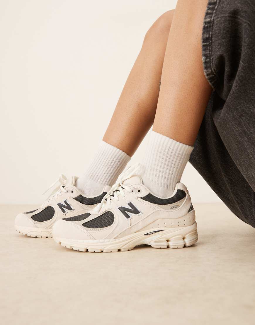 New Balance - 2002 - Sneaker in Beige und Schwarz