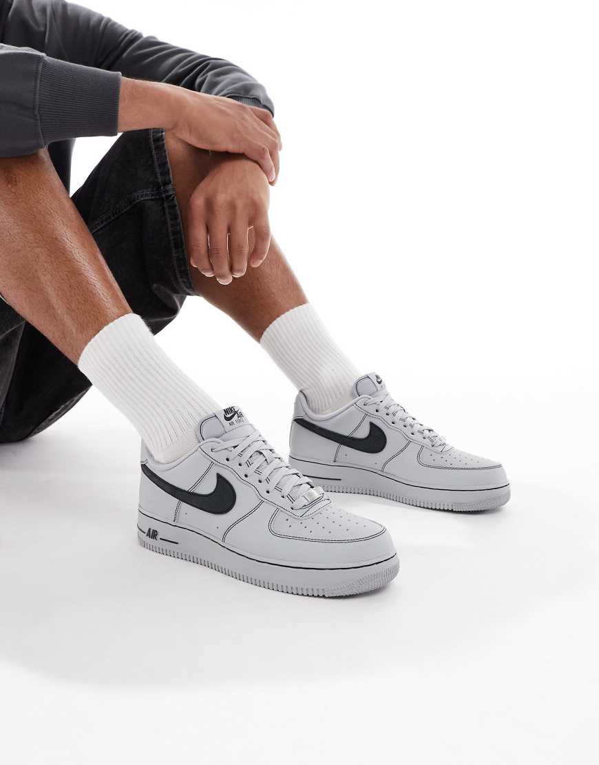 Nike - Air Force 1 '07 LV8 - Sneaker in Grau und Schwarz