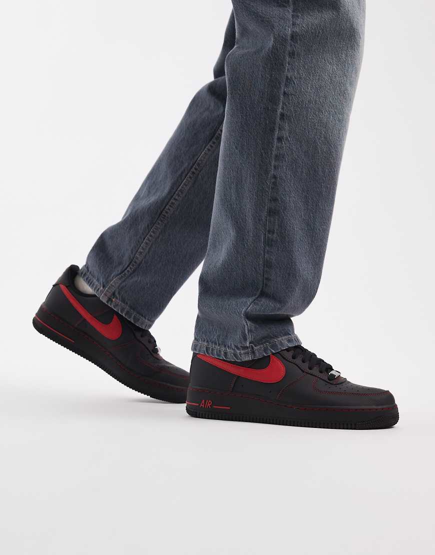 Nike - Air Force 1 07 LV8 - Sneaker in Schwarz und Rot
