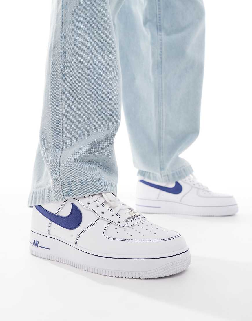 Nike - Air Force 1 '07 LV8 - Sneaker in Weiß und Blau