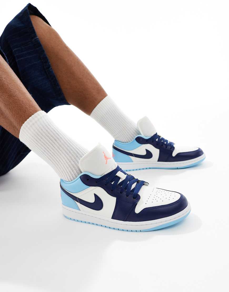 Nike - Air Jordan 1 Low - Sneaker in Hellblau und Weiß